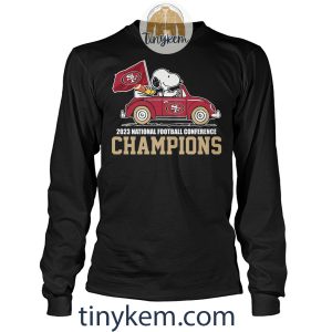 SF 49ers 2023 NFC Champions With Snoopy Driving Car Tshirt2B4 ViO0M